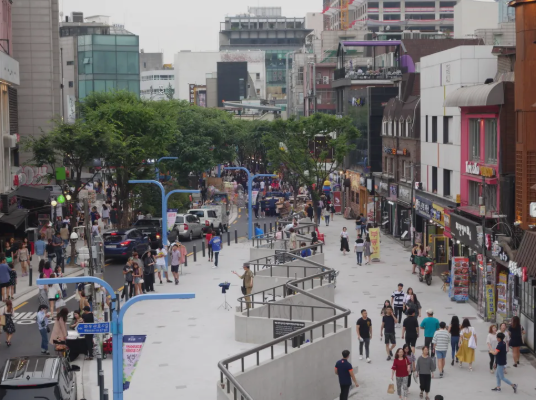 Hongdae Local Street Tour: Where Seoul's Youth and Art Come Alive - 3